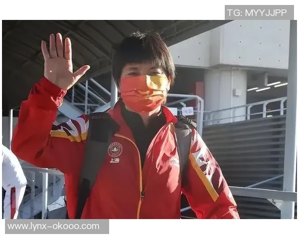 战韩国双响！22岁国足红星女友疑曝光，现场观战+甜美互动，私照绝美